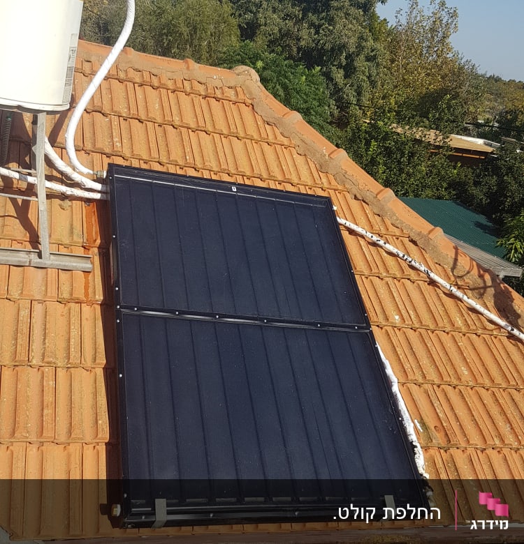 דוד שמש וקולטים על גג רעפים